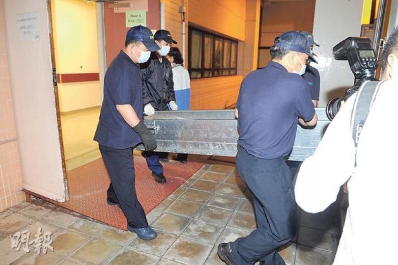 車禍中，5歲女童遺體由仵工舁往殮房，等候剖屍確定死因。（衛永康攝）（明報製圖）