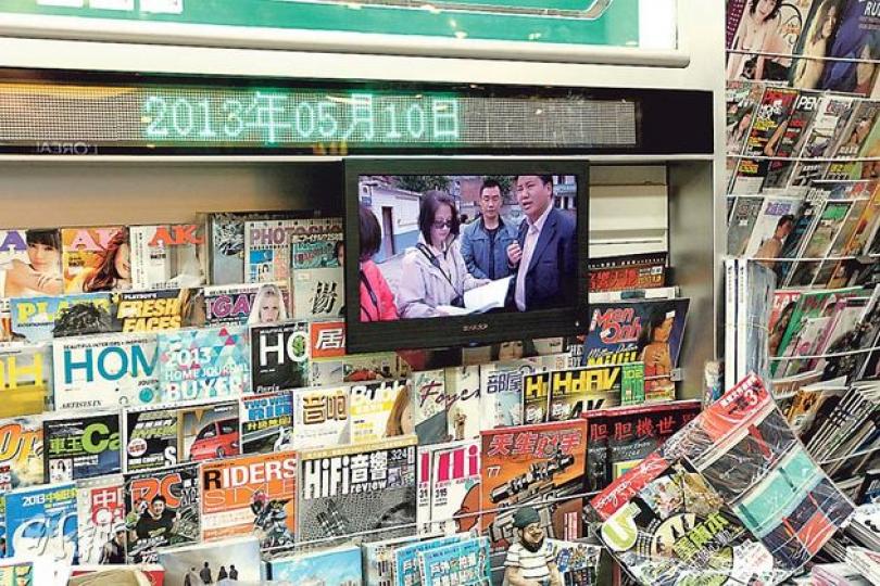 銅鑼灣總統戲院門外的報檔，貨架上裝上電子屏幕，顯示溫度、日期及時間，上周五起加裝Wi-Fi熱點，可提供20分鐘免費上網服務，另又加裝電視機，日後播放微電影。（李紹昌攝）