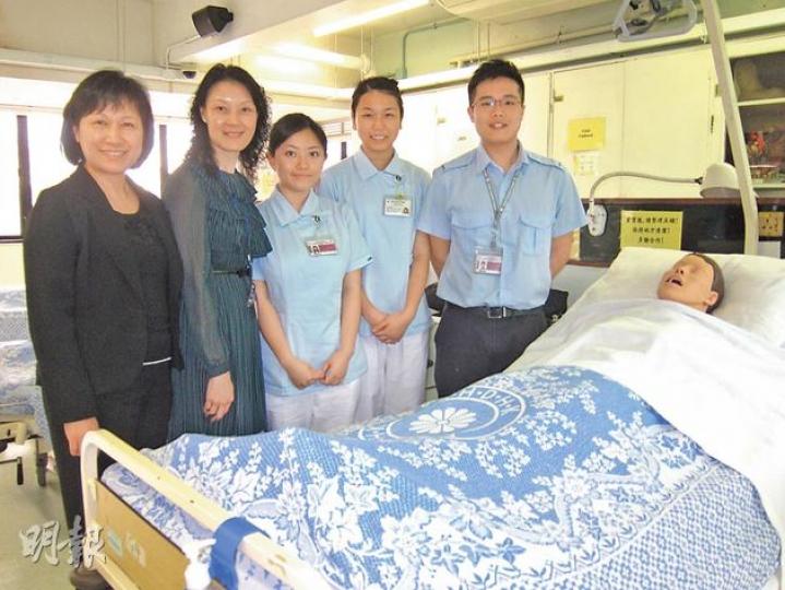 醫管局高級護士長張韻鸞（左起）及伊利沙伯醫院護士學校校長林海英，均有參與護士學校學生面試，她們指病房內人與人的關懷尤其重要，因此十分重視學生溝通技巧。旁為護士學生杜婉瑩（中）、張凱媛（右二）及黃永鍵（右一）。（勞雅文攝）