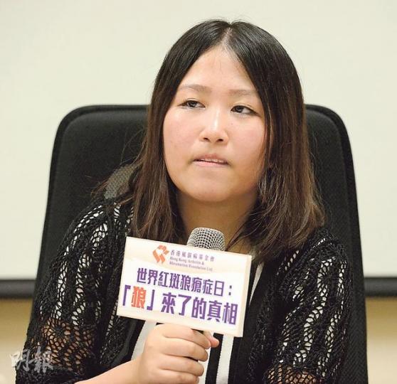 小六已患上紅斑狼瘡症的19歲女子Wiky,患病期間一直飽受白眼及排斥。5月10日為世界紅斑狼瘡症日,Wiky昨隨香港風濕病基金會分享經歷時說,去年乘西鐵時曾被一女途人質問「你的面為何那麼紅?你還生存做什麼?」令她當時馬上氣憤下車。(陳淑安攝) 小六已患上紅斑狼瘡症的19歲女子Wiky,患病期間一直飽受白眼及排斥。5月10日為世界紅斑狼瘡症日,Wiky昨隨香港風濕病基金會分享經歷時說,去年乘西鐵時曾被一女途人質問「你的面為何那麼紅?你還生存做什麼?」令她當時馬上氣憤下車。(陳淑安攝)