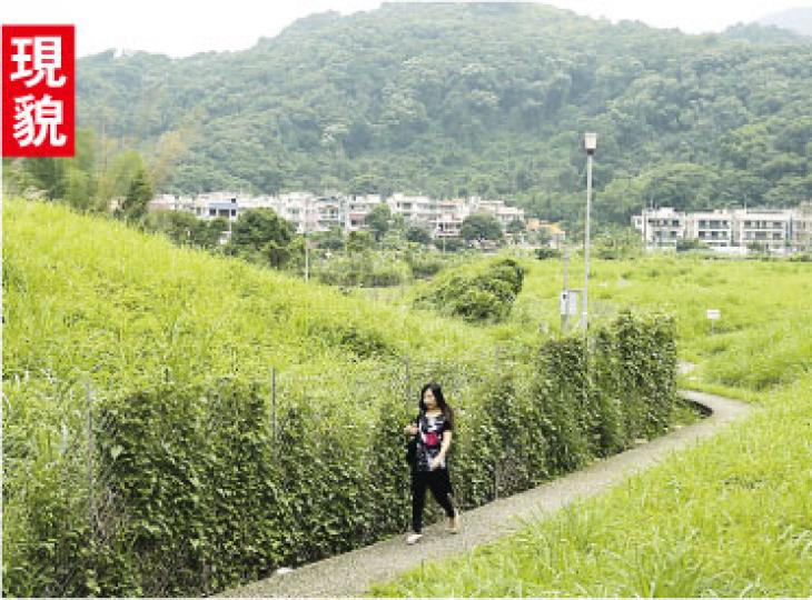 大埔社山村倒泥地點近八成農地業權由恒基購入,發展商稍後會向城規會申請更改土地用途,發展低密度洋房。恒基表示會先移除部分泥頭才建屋。(郭慶輝攝)(明報製圖) 大埔社山村倒泥地點近八成農地業權由恒基購入,發展商稍後會向城規會申請更改土地用途,發展低密度洋房。恒基表示會先移除部分泥頭才建屋。(郭慶輝攝)(明報製圖)