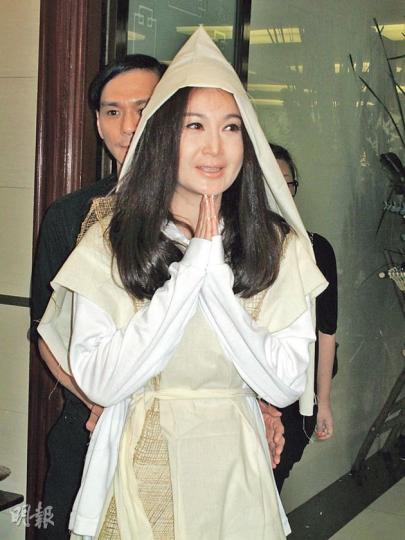 溫碧霞痛別亡母,神情哀傷。(攝影/記者:孫慧莊)溫碧霞丈夫何祖光幫忙打點及照顧養子(小圖)。(攝影/記者:孫慧莊) 溫碧霞痛別亡母,神情哀傷。(攝影/記者:孫慧莊)溫碧霞丈夫何祖光幫忙打點及照顧養子(小圖)。(攝影/記者:孫慧莊)