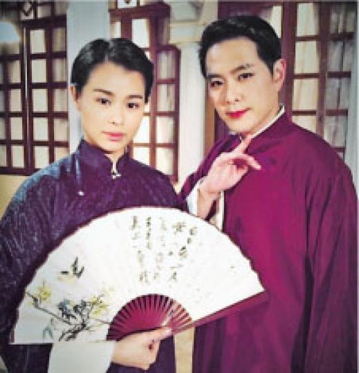 胡杏兒(左)與蕭正楠(右)拍攝戲曲情節,不忘互笠高帽。(微博圖片) 胡杏兒(左)與蕭正楠(右)拍攝戲曲情節,不忘互笠高帽。(微博圖片)