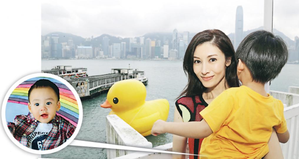 被媽媽李嘉欣抱着、背向鏡頭的Jayden興奮得不斷望着巨型冲涼鴨。(微博圖片)李嘉欣與小女孩在宣傳照中飾演芭蕾舞家玩得非常開心。(微博圖片)伍詠薇(左起)、譚詠麟、汪圓圓、汪詩詩呼籲幫助內地山區居民得到食水。(攝影/記者:葉靜文) 被媽媽李嘉欣抱着、背向鏡頭的Jayden興奮得不斷望着巨型冲涼鴨。(微博圖片)李嘉欣與小女孩在宣傳照中飾演芭蕾舞家玩得非常開心。(微博圖片)伍詠薇(左起)、譚詠麟、汪圓圓、汪詩詩呼籲幫助內地山區居民得到食水。(攝影/記者:葉靜文)
