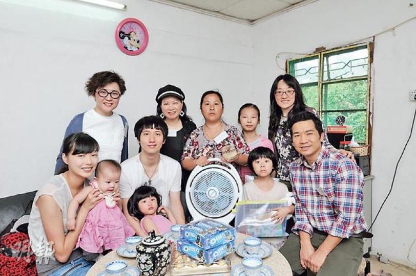 周永恒與趙梓淇帶女兒探訪新移民家庭。(微博圖片) 周永恒與趙梓淇帶女兒探訪新移民家庭。(微博圖片)
