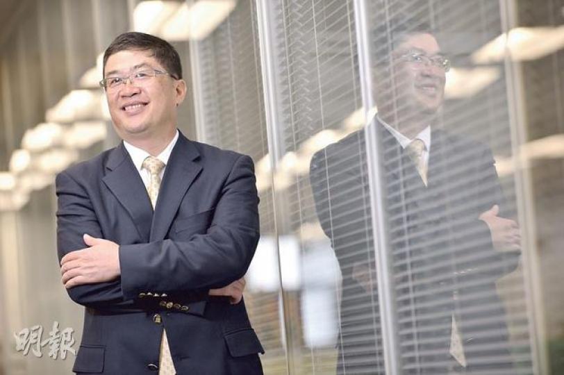 董清世見證信義的「玻璃王國」一步一步建成，笑言成功「無秘訣」，但有十六字理念：信義至上、義氣爭榮、自強不息、善待天下。 （鄧宗弘攝）（明報製圖）