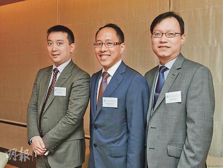 年初至今,理文造紙已斥資2億港元用於股票回購。財務總監張國強(右一)指出,回購是否繼續還要視乎公司財務狀况和股價變動而定。左起為董事總經理李文斌及首席執行官李文俊。(陳淑安攝) 年初至今,理文造紙已斥資2億港元用於股票回購。財務總監張國強(右一)指出,回購是否繼續還要視乎公司財務狀况和股價變動而定。左起為董事總經理李文斌及首席執行官李文俊。(陳淑安攝)