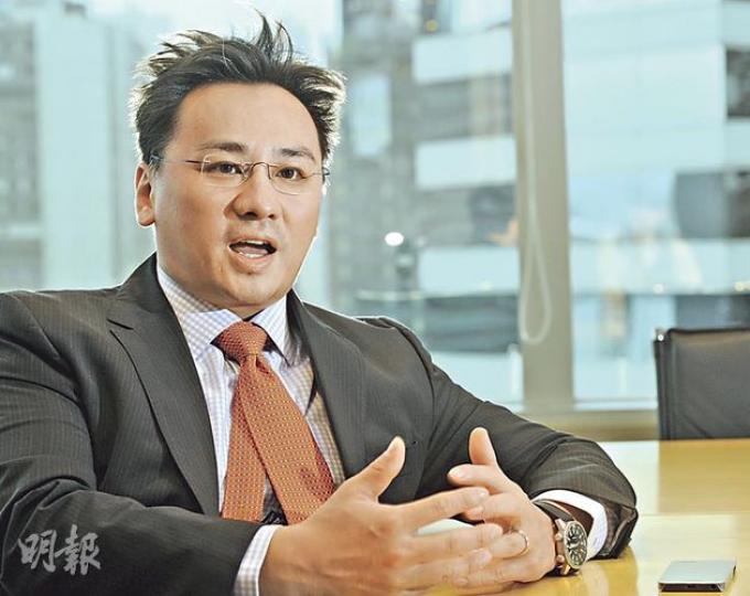 東方匯理大中華基金經理梁光域(圖)認為,由於全球及中國經濟難見「V形」反彈,港股仍然缺乏樂觀因素,年內料將持續波動。不過,市况沉浮並不意味投資無門,眾多板塊之中,梁光域長期仍看好零售及濠賭股。(劉焌陶攝) 東方匯理大中華基金經理梁光域(圖)認為,由於全球及中國經濟難見「V形」反彈,港股仍然缺乏樂觀因素,年內料將持續波動。不過,市况沉浮並不意味投資無門,眾多板塊之中,梁光域長期仍看好零售及濠賭股。(劉焌陶攝)