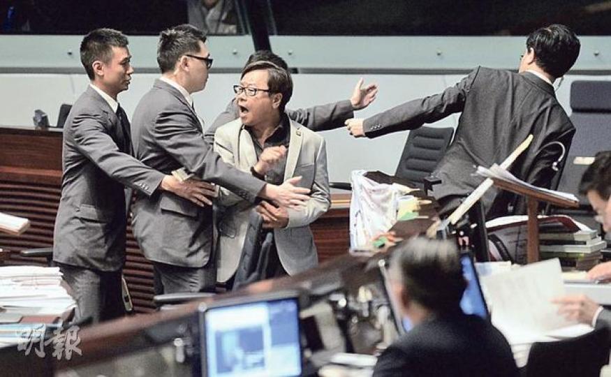 立法會主席曾鈺成公布剪布安排,拉布的人民力量黃毓民(中)起哄,不停指罵曾鈺成可恥,被趕離會議廳。(余俊亮攝) 立法會主席曾鈺成公布剪布安排,拉布的人民力量黃毓民(中)起哄,不停指罵曾鈺成可恥,被趕離會議廳。(余俊亮攝)