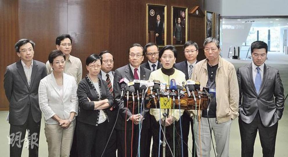 除了4名拉布議員,立法會內泛民主派大都不支持拉布,但也反對隨便剪布。泛民代表昨日在曾鈺成公布剪布安排後見記者,斥主席引《基本法》剪布是濫權,恐開壞先例。(余俊亮攝) 除了4名拉布議員,立法會內泛民主派大都不支持拉布,但也反對隨便剪布。泛民代表昨日在曾鈺成公布剪布安排後見記者,斥主席引《基本法》剪布是濫權,恐開壞先例。(余俊亮攝)