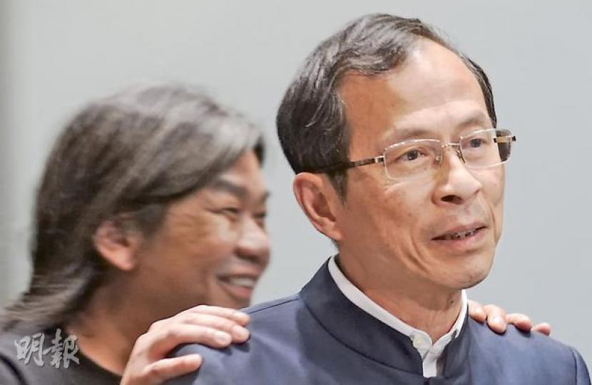 立法會主席曾鈺成(前)昨日公布「剪布」後,拉布議員怒斥其做法可恥,惟曾主席昨午向記者講解剪布理據時,拉布派梁國雄(後)路過,並在背後輕拍曾肩膀,二人也笑了一笑,稍稍紓緩緊張氣氛。(余俊亮攝)(明報製圖) 立法會主席曾鈺成(前)昨日公布「剪布」後,拉布議員怒斥其做法可恥,惟曾主席昨午向記者講解剪布理據時,拉布派梁國雄(後)路過,並在背後輕拍曾肩膀,二人也笑了一笑,稍稍紓緩緊張氣氛。(余俊亮攝)(明報製圖)