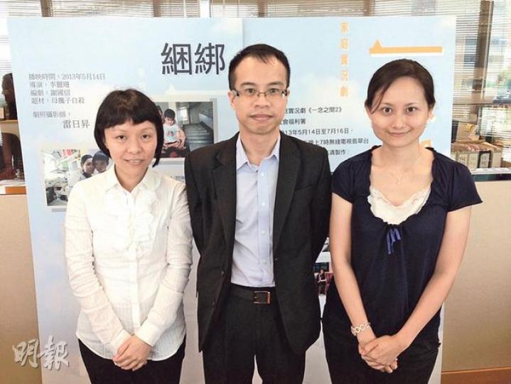 撒瑪利亞防止自殺會自殺危機處理中心主任香慕茵(右)稱,去年121宗因家暴出現自殺或他殺傾向而向該中心求助的個案中,有42宗牽涉小朋友。協助李太的社工韋賽姬(左)稱,讓李太找到她的生存意義,是防止她自殺的要訣。圖中為該會總幹事曾展國。(曾安迪攝) 撒瑪利亞防止自殺會自殺危機處理中心主任香慕茵(右)稱,去年121宗因家暴出現自殺或他殺傾向而向該中心求助的個案中,有42宗牽涉小朋友。協助李太的社工韋賽姬(左)稱,讓李太找到她的生存意義,是防止她自殺的要訣。圖中為該會總幹事曾展國。(曾安迪攝)