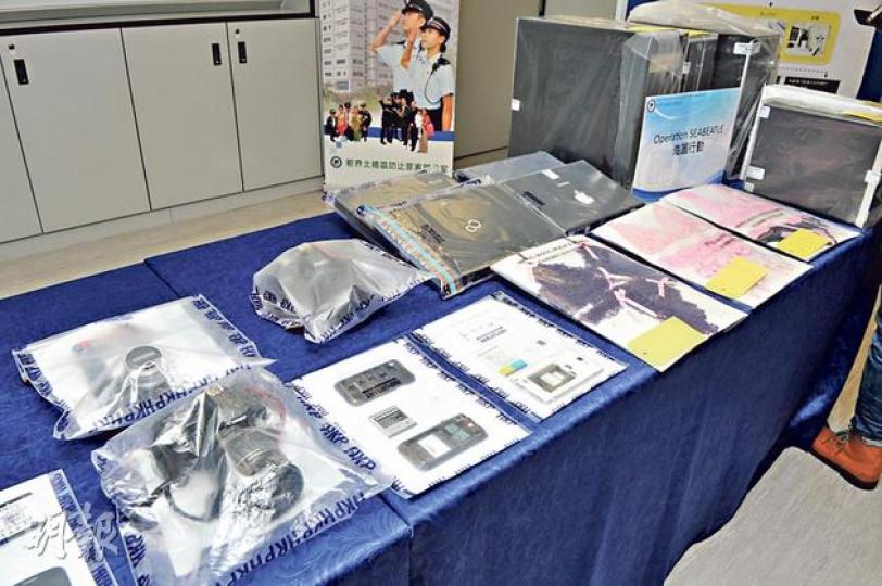 新界北總區刑事總部重案組打擊涉嫌干犯性罪行的不法「龍友」,行動中檢獲大批電腦、智能手機及性感褻衣。(衛永康攝) 新界北總區刑事總部重案組打擊涉嫌干犯性罪行的不法「龍友」,行動中檢獲大批電腦、智能手機及性感褻衣。(衛永康攝)