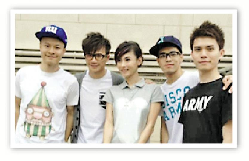 C AllStar與栢芝合照感到興奮。(微博圖片) C AllStar與栢芝合照感到興奮。(微博圖片)