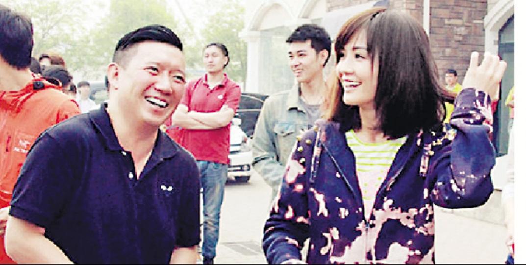 杜汶澤(左)與阿Sa(右)在北京拍戲,前者表示很掛住香港劇組,似乎對內地劇組很不滿。(微博圖片) 杜汶澤(左)與阿Sa(右)在北京拍戲,前者表示很掛住香港劇組,似乎對內地劇組很不滿。(微博圖片)