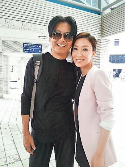 楊怡再次與偶像周潤發合照,依然感到興奮。(微博圖片)發哥主動拿起黃智雯的手機合照,非常親民。(微博圖片) 楊怡再次與偶像周潤發合照,依然感到興奮。(微博圖片)發哥主動拿起黃智雯的手機合照,非常親民。(微博圖片)