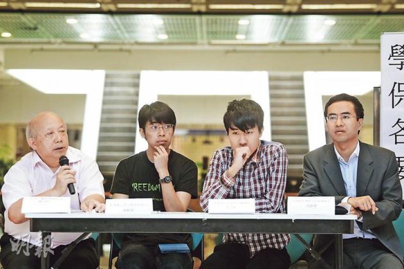 城大學生會、教協、人權監察昨召開記者會，批評城大保安在特首梁振英上周出席活動期間，抬走示威學生做法不當，學生會要求校方公開道歉。圖左起為人權監察總幹事羅沃啟、學聯秘書長陳樹暉、城大學生會會長李浩賢、教協會長兼城大教職員協會理事馮偉華。（郭慶輝攝）