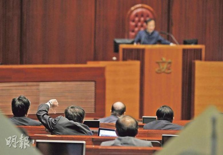 立法會主席曾鈺成（台上）「剪布」後，議員昨午開始就拉布修正案逐項表決，民建聯葉國謙負責發號司令，把拇指倒豎，提示黨友投反對票。（李澤彤攝）