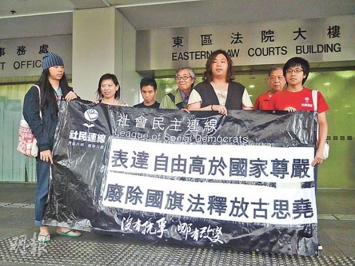 被告的社民連成員馬雲祺（左一）昨透露，將聘請律師代表。另一被告古思堯則須返回收押所辦理手續後才可保釋。（何海棠攝）
