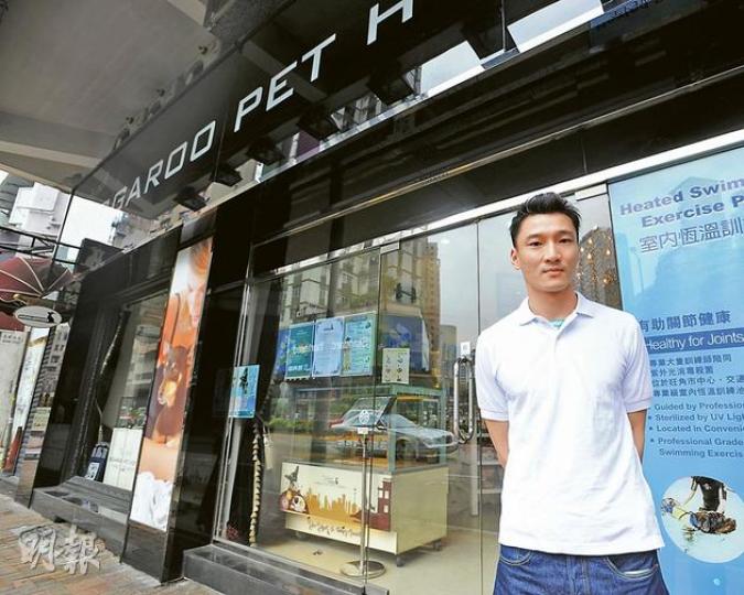 涉事寵物酒店姓高負責人，向記者講述揭發職員在狗糧加入清潔劑的經過，並表示已即時聯絡狗主跟進事件。（葉家豪攝）