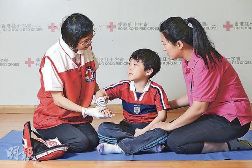 香港紅十字會舉辦親子急救課程，教導孩子和父母實用又有趣的急救知識，圖左為香港紅十字會急救講師鄭月笑。（陳淑安攝）急救箱內宜有三角繃帶、棉花、不同尺寸的消毒紗布、剪刀、彈性繃帶、藥水膠布、膠布、安全扣針和用後即棄膠手套。（陳淑安攝）1a（陳淑安攝）1b（陳淑安攝）2a（陳淑安攝）2b（陳淑安攝）3a（陳淑安攝）4a（陳淑安攝）4b（陳淑安攝）