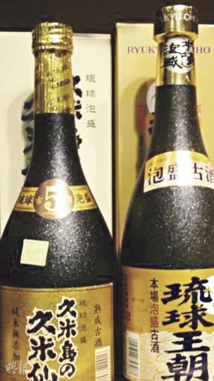日本酒有許多不同的種類，圖中的琉球泡盛是地區產特有美酒。（劉信全攝）