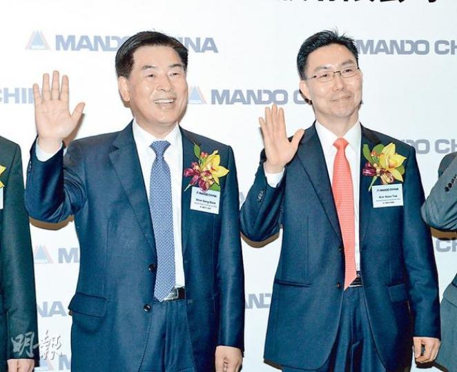 韓資汽車零部件商萬都中國昨日路演,計劃下周一(20日)啟動公開招股,5月31日掛牌。圖左為萬都中國行政總裁沈相德及財務總監金勳泰(右)。(陳淑安攝) 韓資汽車零部件商萬都中國昨日路演,計劃下周一(20日)啟動公開招股,5月31日掛牌。圖左為萬都中國行政總裁沈相德及財務總監金勳泰(右)。(陳淑安攝)