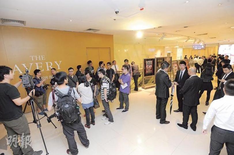 信置九龍城貨尾盤The Avery昨日在一手新例後重新開售,但現場所見買家不多,只有大批傳媒和經紀售樓處外等待,該盤昨日僅沽出一伙。 (葉家豪攝) 信置九龍城貨尾盤The Avery昨日在一手新例後重新開售,但現場所見買家不多,只有大批傳媒和經紀售樓處外等待,該盤昨日僅沽出一伙。 (葉家豪攝)