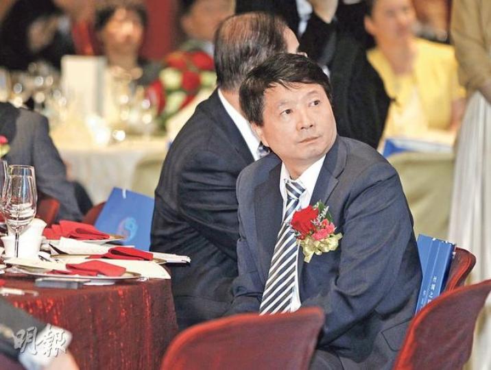 中聯辦宣傳文體部長郝鐵川昨到灣仔會展出席2013華夏文明傳承創新區建設宣傳推介會時,沒有回應廉署決定刑事調查湯顯明的事件。他昨提早離場時選了一個離記者較遠的門口,記者上前追訪,他急步走入一間餐廳。(李澤彤攝) 中聯辦宣傳文體部長郝鐵川昨到灣仔會展出席2013華夏文明傳承創新區建設宣傳推介會時,沒有回應廉署決定刑事調查湯顯明的事件。他昨提早離場時選了一個離記者較遠的門口,記者上前追訪,他急步走入一間餐廳。(李澤彤攝)