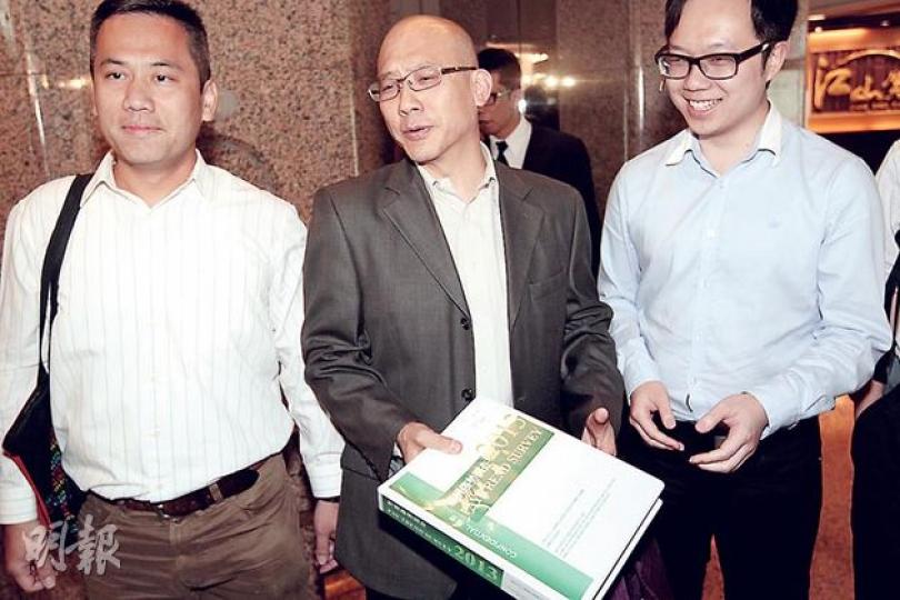 紀律部隊評議會職方代表倪錫水(中)稱,對建議加幅「極度失望」及「好痛苦」,認為與職方預期的7%有很大距離,但相信紀律部隊會保持士氣。(郭慶輝攝)代表低層公務員的第一標準薪級公務員評議會職方主席李惠儀(中),坦言對3.92%的建議加幅感失望,指低層公務員人工不高,生活艱難,加幅追不上通脹。(郭慶輝攝) 紀律部隊評議會職方代表倪錫水(中)稱,對建議加幅「極度失望」及「好痛苦」,認為與職方預期的7%有很大距離,但相信紀律部隊會保持士氣。(郭慶輝攝)代表低層公務員的第一標準薪級公務員評議會職方主席李惠儀(中),坦言對3.92%的建議加幅感失望,指低層公務員人工不高,生活艱難,加幅追不上通脹。(郭慶輝攝)