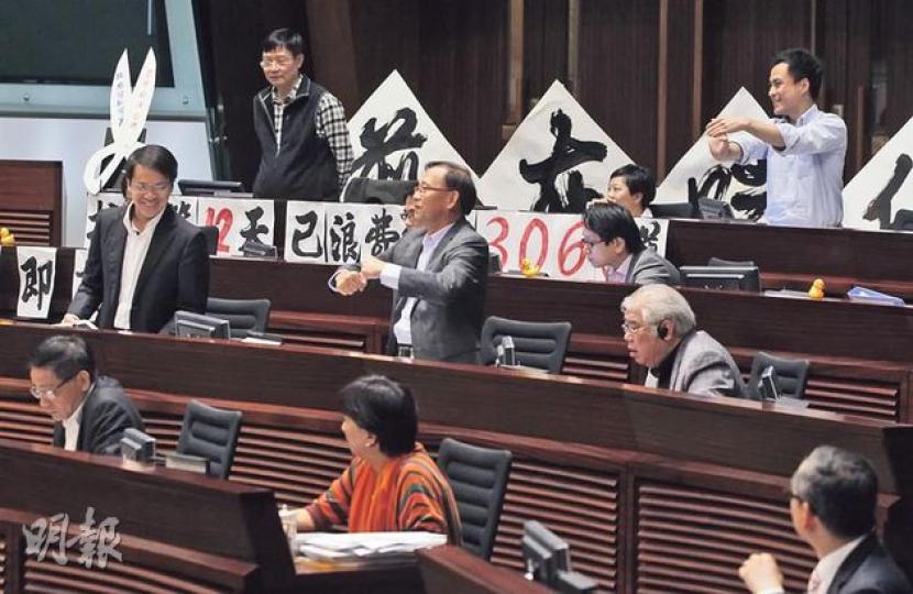 立法會昨日開會11小時,全程為700多項由拉布四子提出修正案表決,在民主派抗議不投票下,建制派需長時間留在會議廳內投票,其間議員忍不住郁動手腳鬆一鬆。(李澤彤攝) 立法會昨日開會11小時,全程為700多項由拉布四子提出修正案表決,在民主派抗議不投票下,建制派需長時間留在會議廳內投票,其間議員忍不住郁動手腳鬆一鬆。(李澤彤攝)