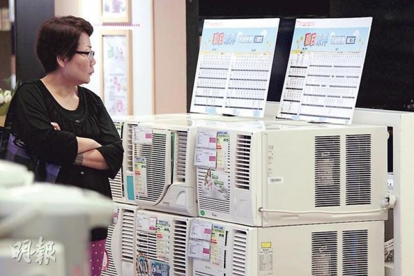 炎炎夏日將至,不少市民正為選購冷氣機而煩惱。消委會早前測試15款窗口式冷氣機,發現其中7款聲稱能源效益達1級,卻名不副實,在測試中只達2級水平。(郭慶輝攝) 炎炎夏日將至,不少市民正為選購冷氣機而煩惱。消委會早前測試15款窗口式冷氣機,發現其中7款聲稱能源效益達1級,卻名不副實,在測試中只達2級水平。(郭慶輝攝)