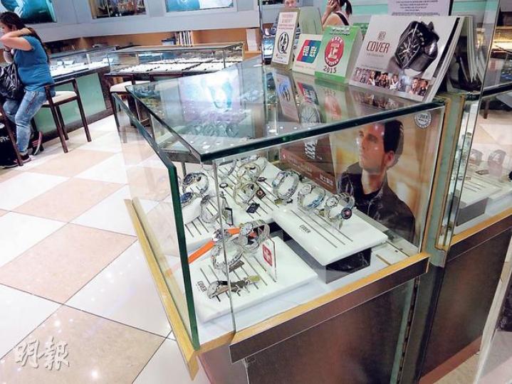 厚德商場一間珠寶店昨凌晨發生「快閃」爆竊案,遭匪徒潛入極速撬開飾櫃,偷去約4萬元財物。(黃熙麗攝)遭匪撬毁的電閘門開關蓋位置。(黃熙麗攝) 厚德商場一間珠寶店昨凌晨發生「快閃」爆竊案,遭匪徒潛入極速撬開飾櫃,偷去約4萬元財物。(黃熙麗攝)遭匪撬毁的電閘門開關蓋位置。(黃熙麗攝)