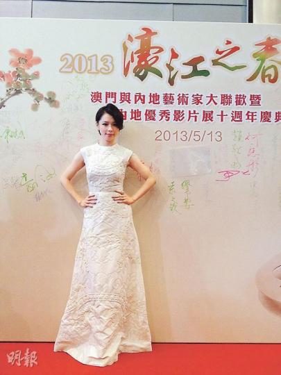 穿上白色連身裙的徐若瑄展現溫婉氣質。(微博圖片) 穿上白色連身裙的徐若瑄展現溫婉氣質。(微博圖片)