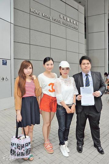 張苡澂(右二)懷疑髮型師以假文件追討4800元假髮費用,昨日在經理人、陳鈺芸及同門師妹陪同下到灣仔警署備案。(攝影/記者:李潔盈) 張苡澂(右二)懷疑髮型師以假文件追討4800元假髮費用,昨日在經理人、陳鈺芸及同門師妹陪同下到灣仔警署備案。(攝影/記者:李潔盈)