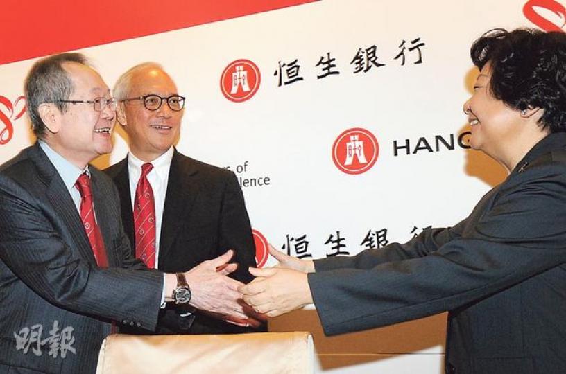 昨日股東上會上,恒生副董事長兼行政總裁李慧敏(右)向退任董事許晉乾(左)致謝,中為董事長錢果豐。(劉焌陶攝) 昨日股東上會上,恒生副董事長兼行政總裁李慧敏(右)向退任董事許晉乾(左)致謝,中為董事長錢果豐。(劉焌陶攝)