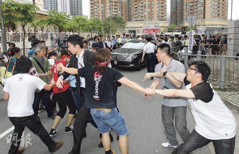 警員昨組成人鏈護送特首梁振英座駕離開,示威者嘗試坐在馬路上阻止,有便裝警員將學生驅離馬路。(李澤彤攝) 警員昨組成人鏈護送特首梁振英座駕離開,示威者嘗試坐在馬路上阻止,有便裝警員將學生驅離馬路。(李澤彤攝)