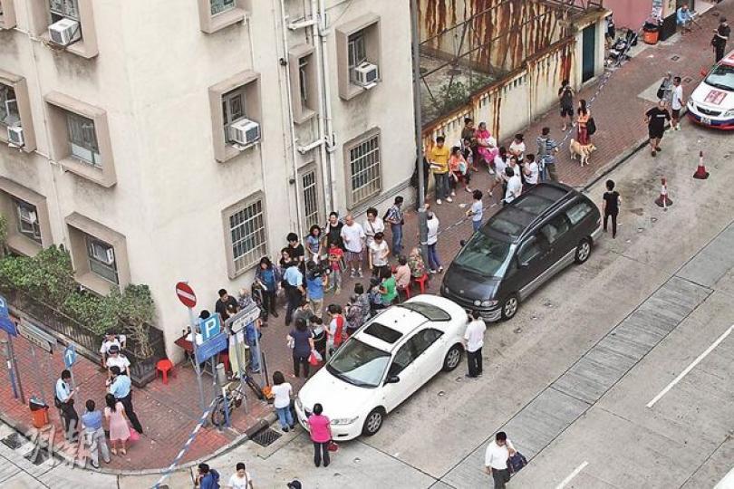 美麗苑居民陳先生表示,昨早突感大廈搖晃,其間桌椅、吊燈、水樽的水亦有晃動,「感覺到個人左右咁搖」。(雲錦鋒攝)
美麗苑居民陳先生表示,昨早突感大廈搖晃,其間桌椅、吊燈、水樽的水亦有晃動,「感覺到個人左右咁搖」。(雲錦鋒攝)