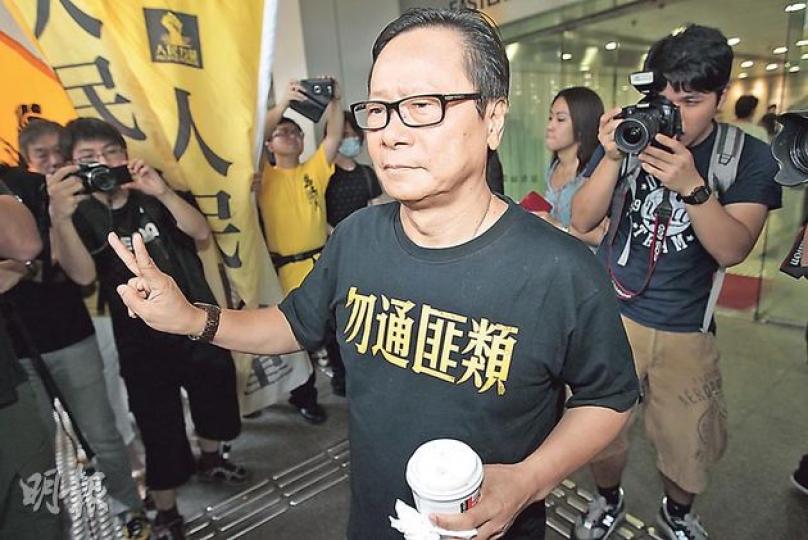 黃毓民(中)判刑前邊喝咖啡邊步入法院,其後他在庭上引用聖經求情時一度流淚。(郭慶輝攝)陳偉業(圖)振臂步出法庭。陳偉業的代表律師在庭上向杜官表示,陳偉業未曾受過法律訓練,才對杜官作出政治任務的言論,並請杜官原諒。(郭慶輝攝) 黃毓民(中)判刑前邊喝咖啡邊步入法院,其後他在庭上引用聖經求情時一度流淚。(郭慶輝攝)陳偉業(圖)振臂步出法庭。陳偉業的代表律師在庭上向杜官表示,陳偉業未曾受過法律訓練,才對杜官作出政治任務的言論,並請杜官原諒。(郭慶輝攝)
