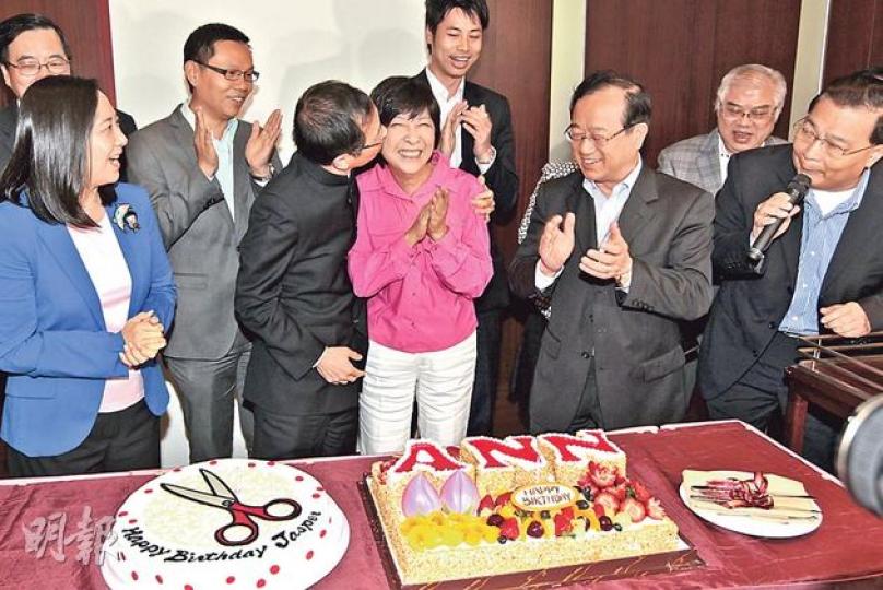 民建聯及部分議員噚日替立法會主席曾鈺成(左三)及蔣麗芸(左四)慶祝生日。曾同蔣雖喺會議中有爭拗,但曾主席一吻化恩仇。(郭慶輝攝) 民建聯及部分議員噚日替立法會主席曾鈺成(左三)及蔣麗芸(左四)慶祝生日。曾同蔣雖喺會議中有爭拗,但曾主席一吻化恩仇。(郭慶輝攝)