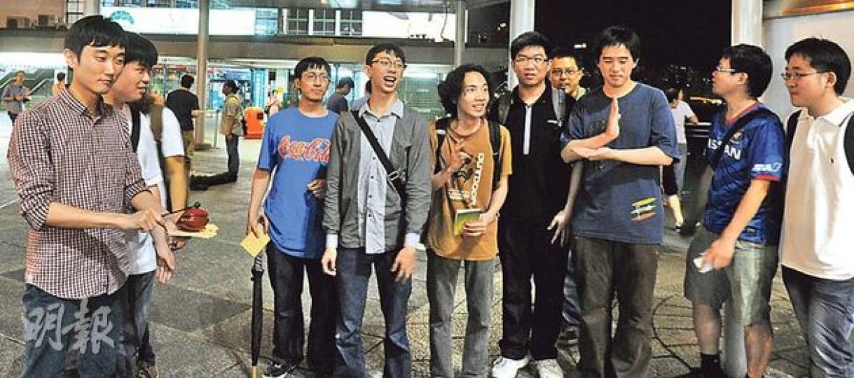 10多名青年噚晚喺尖沙嘴搞「倒數佛誕」活動,又敲木魚又念經,搞手就話咁做係諷刺現時節日倒數活動。 (李澤彤攝) 10多名青年噚晚喺尖沙嘴搞「倒數佛誕」活動,又敲木魚又念經,搞手就話咁做係諷刺現時節日倒數活動。 (李澤彤攝)