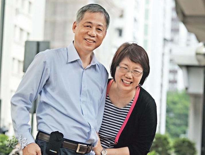 因少找5角被控之的士司機譚開志(左),昨獲撤銷控罪後表示最感謝太太(右)一直以來的支持。二人離開法庭後終展笑顏。(郭慶輝攝) 因少找5角被控之的士司機譚開志(左),昨獲撤銷控罪後表示最感謝太太(右)一直以來的支持。二人離開法庭後終展笑顏。(郭慶輝攝)