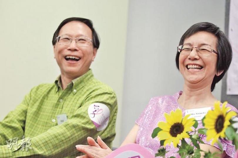 3年前曾患乳癌而要切除右邊乳房的李太(右),最感激丈夫李先生(左)支持。李先生寄語男士應多陪患病的太太。(郭慶輝攝) 3年前曾患乳癌而要切除右邊乳房的李太(右),最感激丈夫李先生(左)支持。李先生寄語男士應多陪患病的太太。(郭慶輝攝)