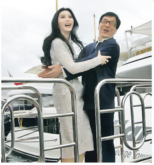 成龍抵達康城為新片《絕地逃亡》造勢,以豪華遊艇加美人范冰冰吸引中外記者採訪,兩人更不避緋聞擺出不少親密動作。(微博圖片) 成龍抵達康城為新片《絕地逃亡》造勢,以豪華遊艇加美人范冰冰吸引中外記者採訪,兩人更不避緋聞擺出不少親密動作。(微博圖片)