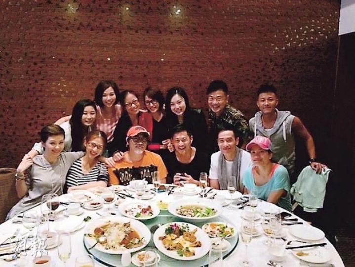 《金枝貳》演員與監製戚其義(前排左三)食飯,以示團結。(微博圖片)伍詠薇在飯局上扮左擁右抱,老公練海棠則扮嬲,非常搞笑。(微博圖片) 《金枝貳》演員與監製戚其義(前排左三)食飯,以示團結。(微博圖片)伍詠薇在飯局上扮左擁右抱,老公練海棠則扮嬲,非常搞笑。(微博圖片)