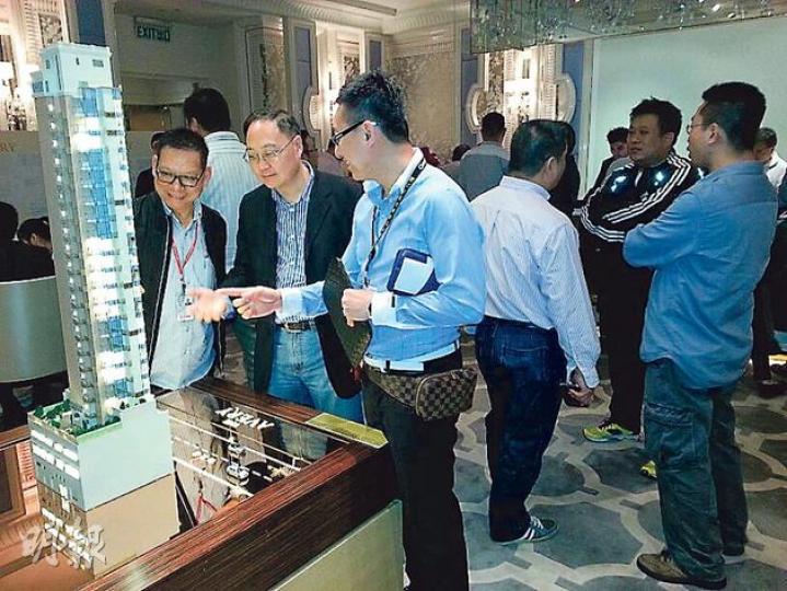 一手新盤銷情持續淡靜,九龍城The AVERY設於奧海城2期商場的展銷廳,雖然睇樓場面不算冷清,昨天卻未聞成交。(林可為攝)元朗尚悅昨日上載新版樓書,但能否如期於下周六重推餘下逾千個貨尾,需視乎一手住宅銷售監管局對樓書的審視結果。(林可為攝) 一手新盤銷情持續淡靜,九龍城The AVERY設於奧海城2期商場的展銷廳,雖然睇樓場面不算冷清,昨天卻未聞成交。(林可為攝)元朗尚悅昨日上載新版樓書,但能否如期於下周六重推餘下逾千個貨尾,需視乎一手住宅銷售監管局對樓書的審視結果。(林可為攝)