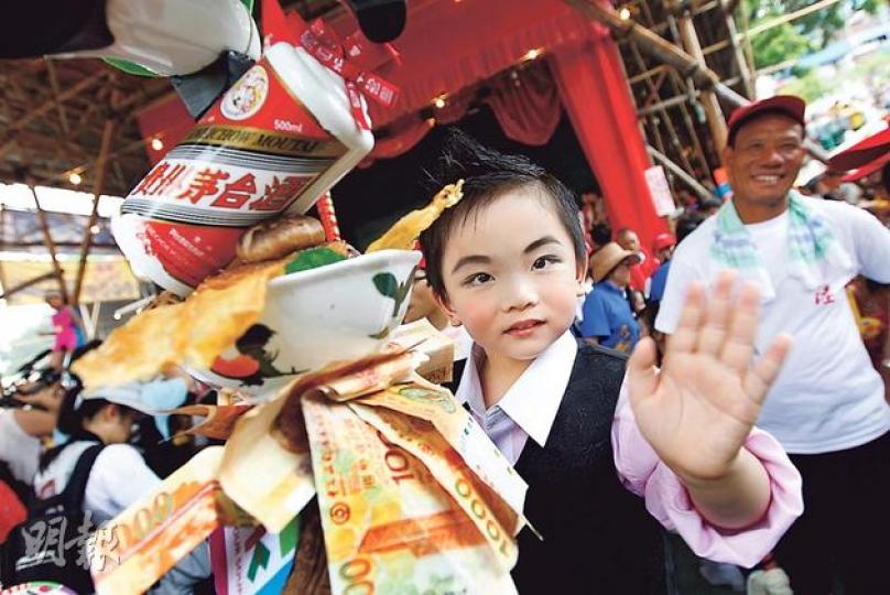 昨日太平清醮飄色巡遊打頭陣的小「湯顯明」,伴着茅台和乾鮑等裝飾,受到大批市民追捧更拍照留念。真正的湯顯明則於今日現身立法會,接受議員質詢。(李紹昌攝)參與飄色巡遊的小「湯顯明」,原定向中聯辦副主任林武(中)等嘉賓「送曲奇」,諷刺湯顯明以公帑向內地官員送禮,但這環節被大會臨時腰斬。(李紹昌攝) 昨日太平清醮飄色巡遊打頭陣的小「湯顯明」,伴着茅台和乾鮑等裝飾,受到大批市民追捧更拍照留念。真正的湯顯明則於今日現身立法會,接受議員質詢。(李紹昌攝)參與飄色巡遊的小「湯顯明」,原定向中聯辦副主任林武(中)等嘉賓「送曲奇」,諷刺湯顯明以公帑向內地官員送禮,但這環節被大會臨時腰斬。(李紹昌攝)