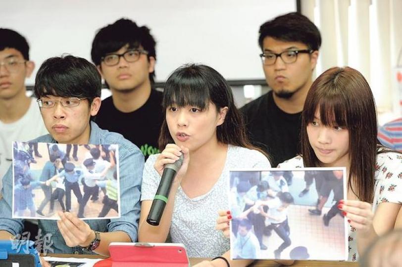 學聯昨召開記者會,譴責警方前日於調景嶺明愛專上學院校內濫用武力驅趕示威學生,示威期間明愛社工系一年級生何潔明(前排右)被男警員從後「熊抱」。她表示,當時曾掙扎但不果,事後才知被男警員制服,感被侵犯。前排左一為學聯秘書長陳樹暉。左二為學聯副秘書長何潔泓(何潔明的孿生姊姊),示威期間被便衣警員推跌在地再拖走。(尹錦恩攝) 學聯昨召開記者會,譴責警方前日於調景嶺明愛專上學院校內濫用武力驅趕示威學生,示威期間明愛社工系一年級生何潔明(前排右)被男警員從後「熊抱」。她表示,當時曾掙扎但不果,事後才知被男警員制服,感被侵犯。前排左一為學聯秘書長陳樹暉。左二為學聯副秘書長何潔泓(何潔明的孿生姊姊),示威期間被便衣警員推跌在地再拖走。(尹錦恩攝)