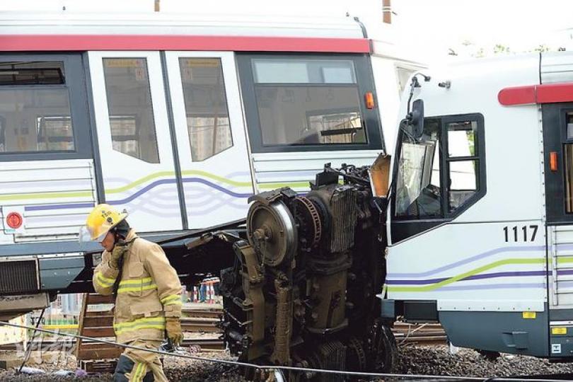 肇事的輕鐵前卡車廂尾輪組件,被後卡車廂撞至整個飛脫。(樊銳昌攝) 肇事的輕鐵前卡車廂尾輪組件,被後卡車廂撞至整個飛脫。(樊銳昌攝)