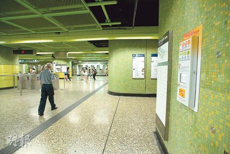 港鐵灣仔站的「八達通服務站」設於A出口的一面向站內的牆,遠離票務中心及售票機,位置不顯眼,市民出入閘均不會經過此處,昨專程來拍卡查閱的市民,大部分都要向港鐵職員查詢,並要繞路而行,才來到這服務站。(黃志東攝)港鐵金鐘站的「八達通服務站」位於太古廣場(F出口)附近,對面為售票機,位置尚算顯眼。(黃志東攝)(明報製圖) 港鐵灣仔站的「八達通服務站」設於A出口的一面向站內的牆,遠離票務中心及售票機,位置不顯眼,市民出入閘均不會經過此處,昨專程來拍卡查閱的市民,大部分都要向港鐵職員查詢,並要繞路而行,才來到這服務站。(黃志東攝)港鐵金鐘站的「八達通服務站」位於太古廣場(F出口)附近,對面為售票機,位置尚算顯眼。(黃志東攝)(明報製圖)